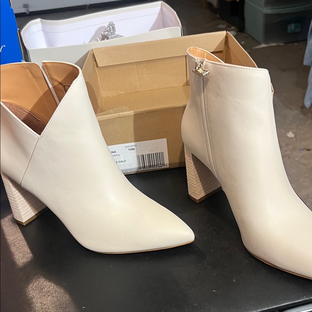 Women’s size 10 medium Jessica Simpson Cream Ankle Booties no box zipper